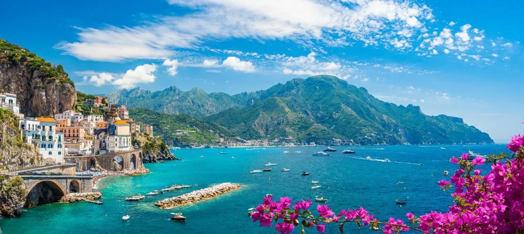 Landschap met de stad Atrani aan de beroemde kust van amalfi, Italië
