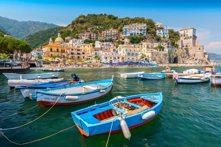 Freizeitboote und traditionelle Gebäude im Hafen von Cetara, Amalfiküste, Italien.