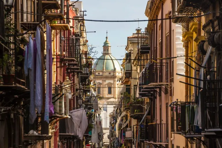 Blick auf die Kirche von San Matteo im Herzen von Palermo, Italien, Europa. Traditionelles italienisches mittelalterliches Stadtzentrum mit typischer enger Wohnstraße.