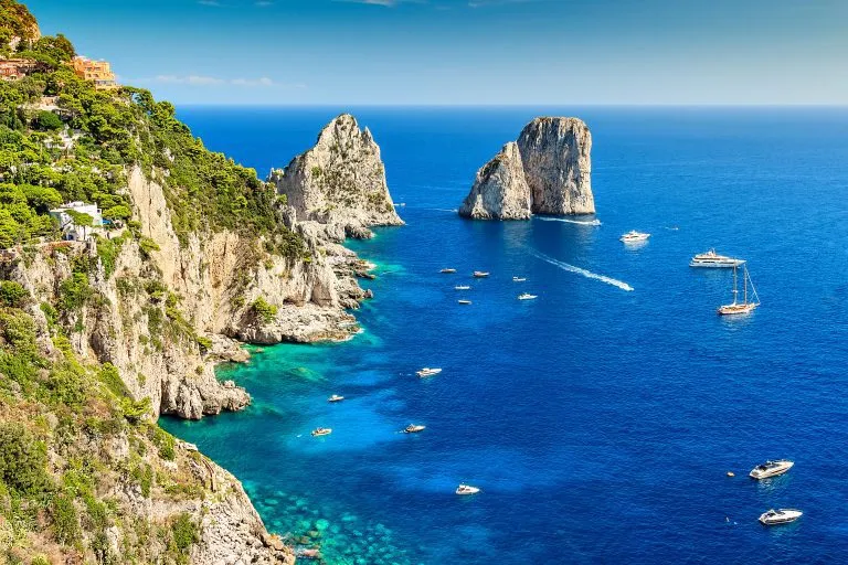 Capri eiland en Faraglioni kliffen,Italië,Europa