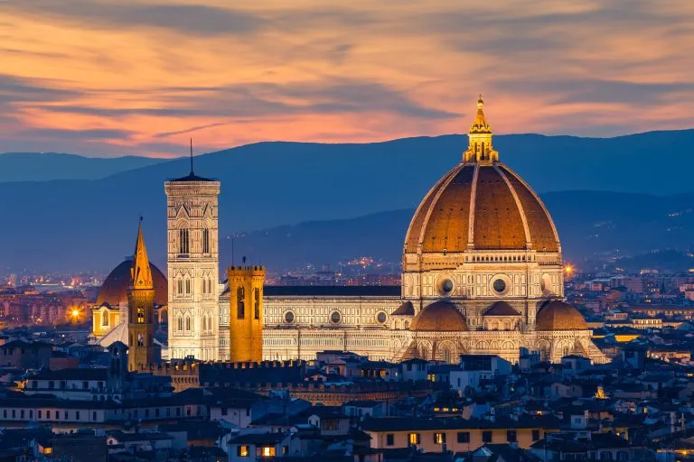 Schemering bij Duomo Florence in Florence, Italië