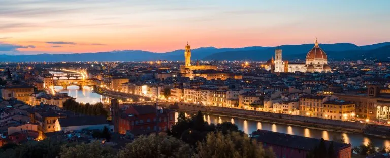 Panoramisch uitzicht op Florence vanaf Piazza Michelangelo bij nacht