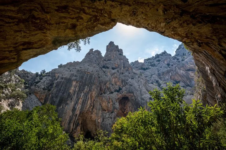 Wunderschöner riesiger Canyon von unten in der Höhle betrachtet. Aufgenommen in der Schlucht von Gola Su Gorropu, Sardinien, Italien - ein wichtiges Naturdenkmal auf Sardinien.