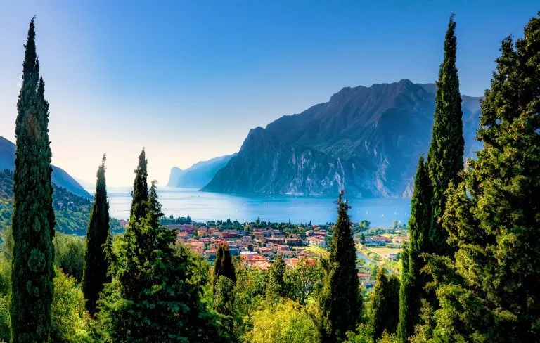 Mooie luchtfoto van Torbole, het Gardameer (Lago di Garda) en de bergen, Italië