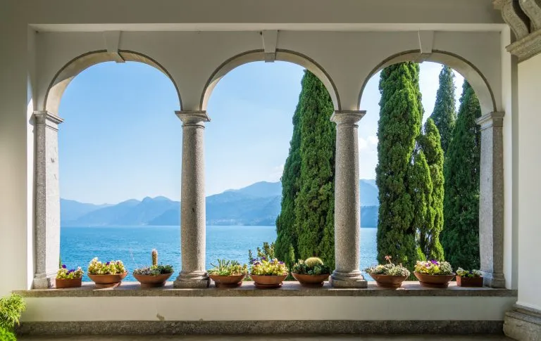 Die schöne Villa Monastero in Varenna an einem sonnigen Sommertag. Comer See, Lombardei, Italien.