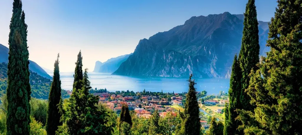 Schöne Luftaufnahme von Torbole, Gardasee (Lago di Garda) und den Bergen, Italien