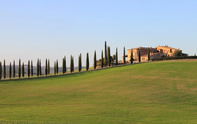 Landschaft in der Toskana mit luxuriöser Villa und Kipresses