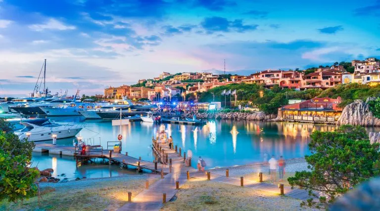 Ansicht des Hafens und des Dorfes Porto Cervo, Insel Sardinien, Italien