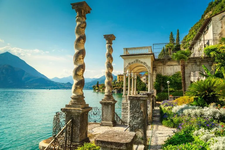 Mediterrane Blumen und Villa Monastero im Hintergrund, Comer See, Varenna