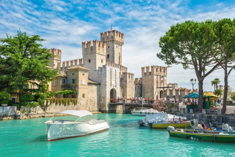 Schloss Rocca Scaligera auf der Insel Sirmione, Gardasee, Italien