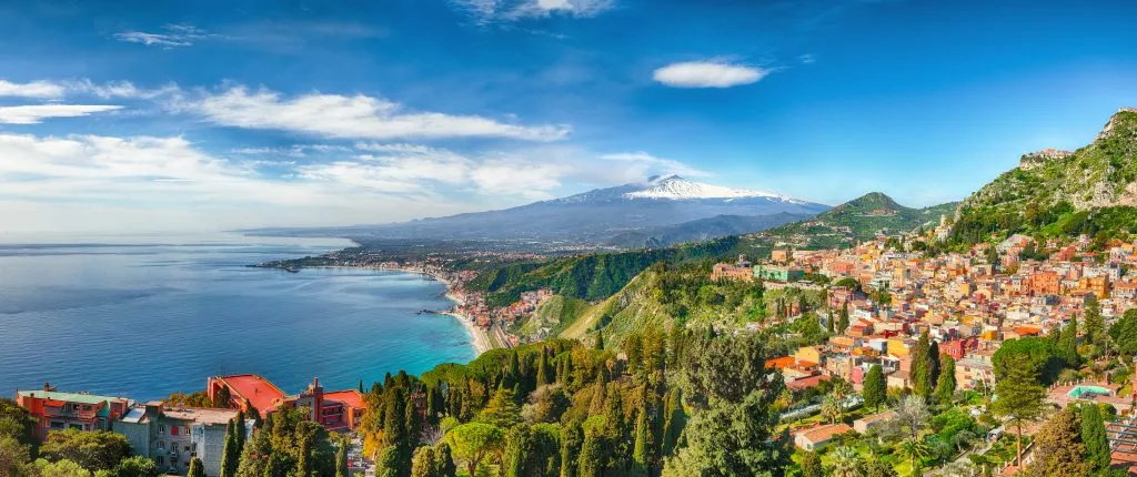 Aquamarijnblauw water van de zee in de buurt van Taormina resorts en Etna vulkaan berg