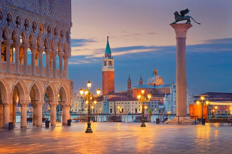 Venetië. Beeld van het San Marcoplein in Venetië tijdens zonsopgang.