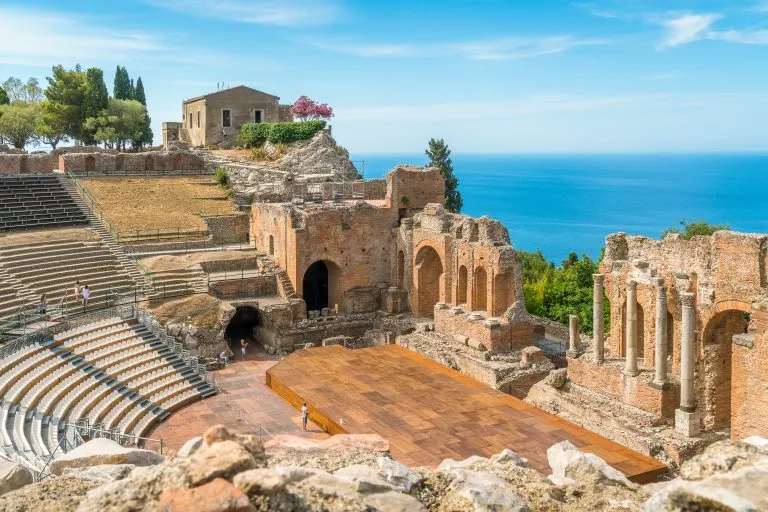 Ruinen des antiken griechischen Theaters in Taormina an einem sonnigen Sommertag mit Blick auf das Mittelmeer. Provinz Messina, Sizilien, Süditalien.