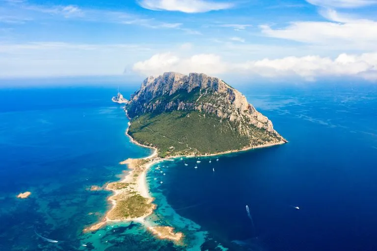 Spektakuläre Luftaufnahme der Insel Tavolara, gebadet in einem klaren, türkisfarbenen Meer, Sardinien, Italien.