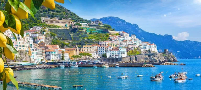 Panoramablick auf das schöne Amalfi auf den Hügeln, die zur Küste hinunterführen, Kampanien, Italien. Die Amalfiküste ist das beliebteste Reise- und Urlaubsziel in Europa.