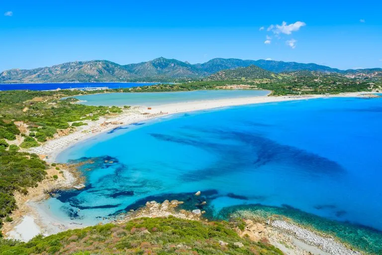 Blick auf den Strand der Lagune von Villasimius und das blaue Meer, Insel Sardinien