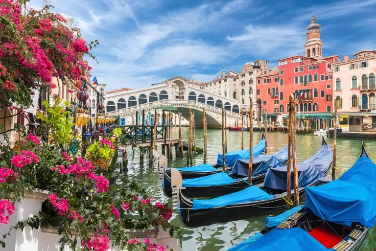 Girlandenlandschaft mit Gondel auf dem Canal Grande, Venedig, Italien