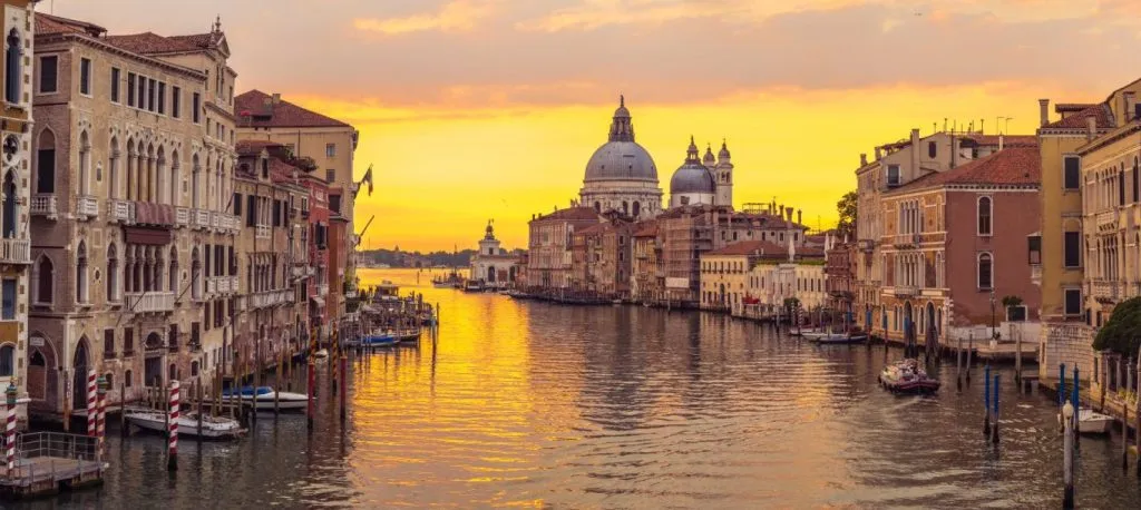 Venetië stad en kanaal met zonsopgang panorama