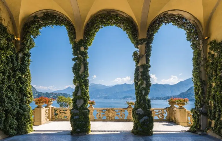 Landschappelijk balkon met uitzicht op het Comomeer in de beroemde Villa del Balbianello, in de gemeente Lenno. Lombardije, Italië.