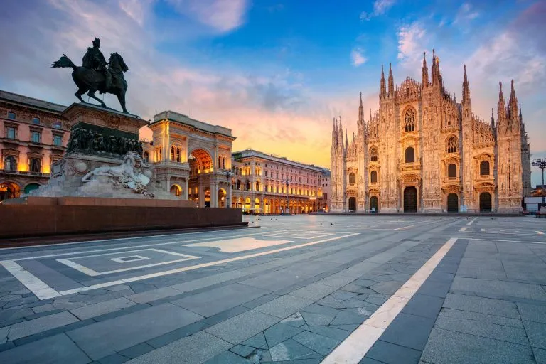 Mailand. Stadtbild von Mailand, Italien mit Mailänder Dom bei Sonnenaufgang.